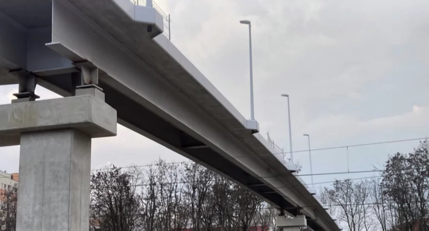 Z jednej strony winda, z drugiej strome schody. Nowa kładka nad torami nie będzie bardziej dostępna