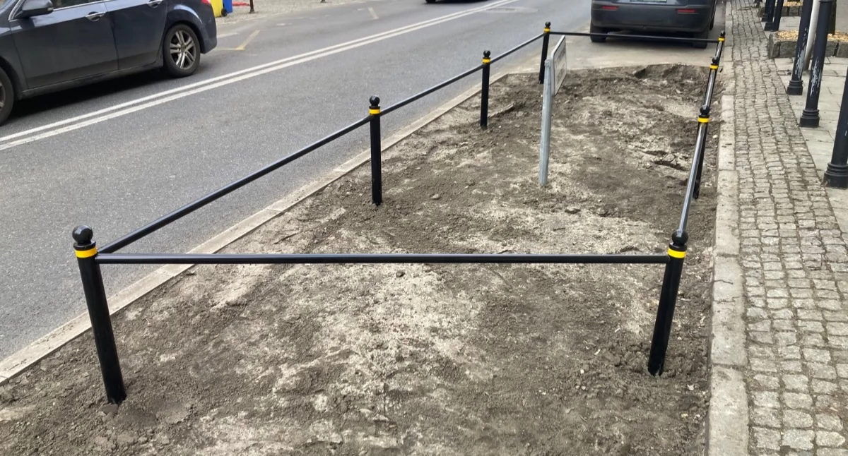 Zieleńce w Katowicach będą chronione przez metalowe płotki. Ale nie wszystkie i nie do końca