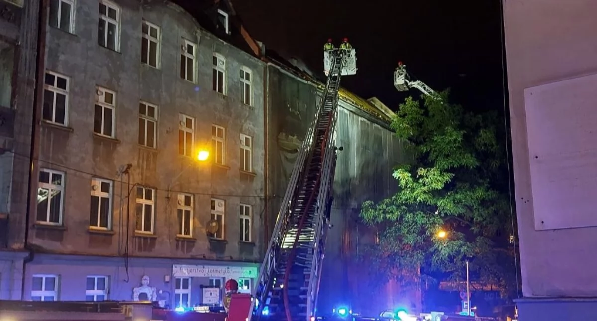 Duży pożar kamienicy przy Francuskiej. Zatrzymano 19-latka podejrzanego o podpalenie