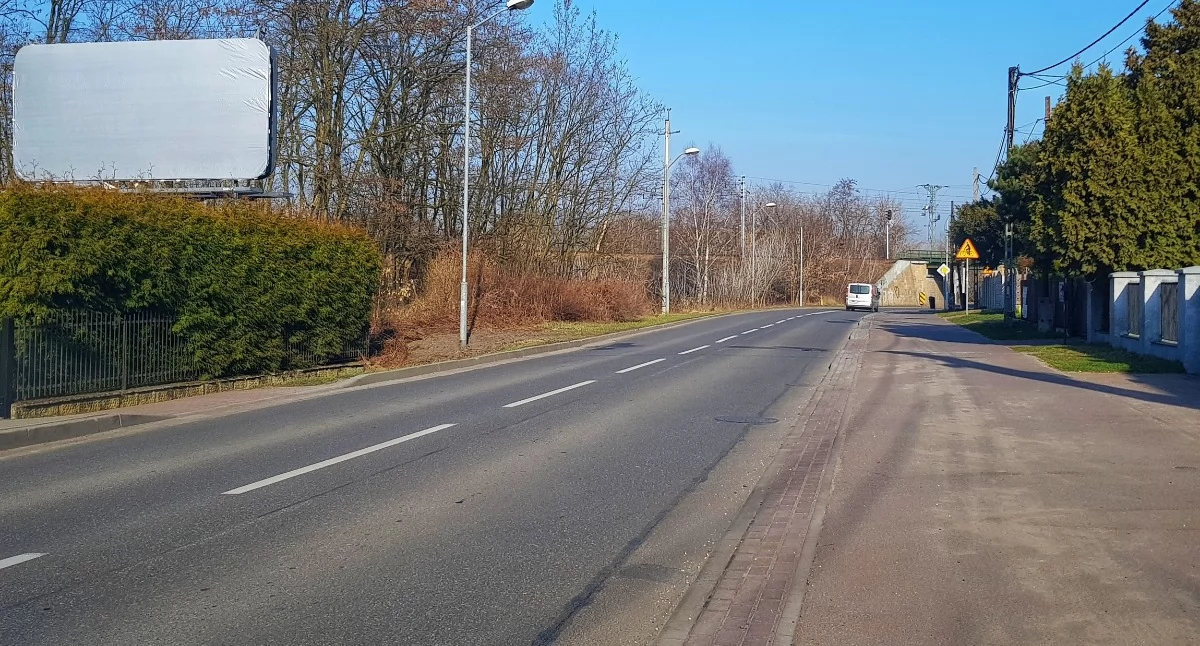 Chodnik w Podlesiu nagle się urywał. Powstanie nowy odcinek i przejście dla pieszych 