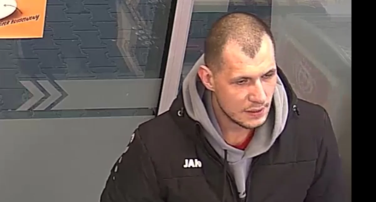 Zniszczył lusterko w samochodzie. Szuka go policja
