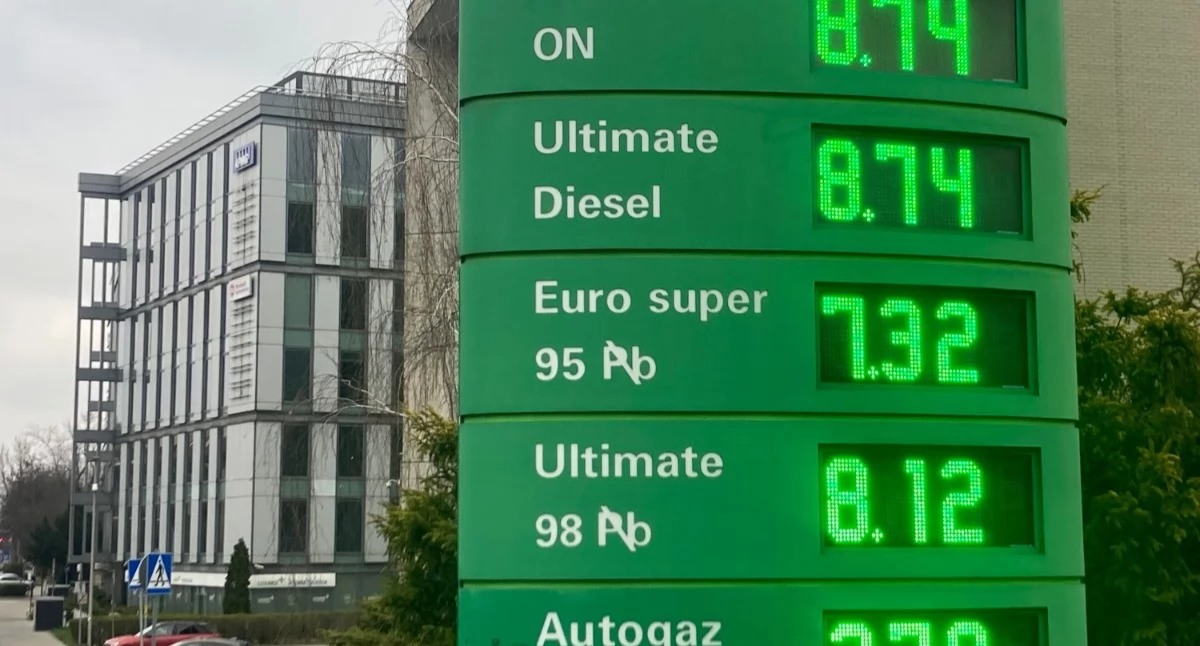 W tym tygodniu ceny paliw powinny znacząco spaść. Wchodzi w życie rządowy pakiet ustaw i rozporządzeń