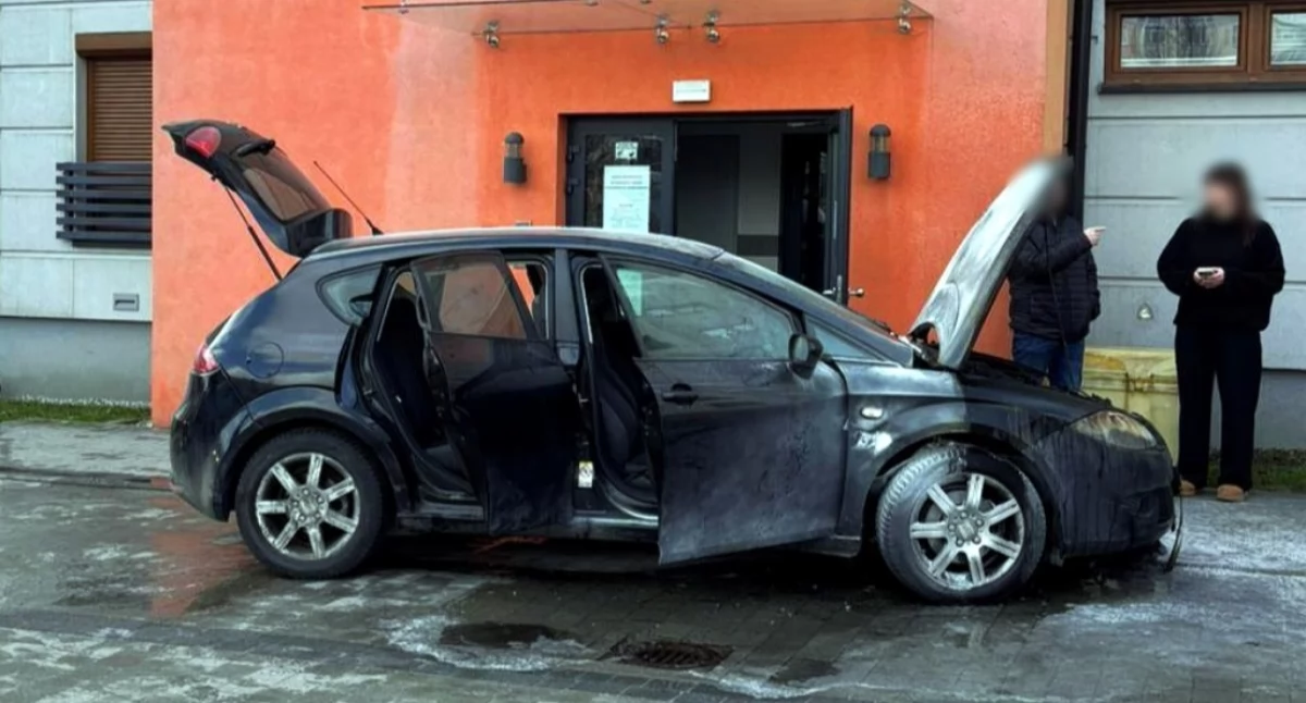 Policjant z Katowic po służbie ruszył do akcji. Ugasił płonące auto