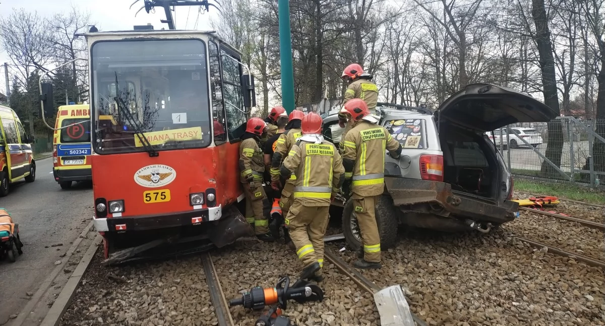 Terenówka została mocno zniszczona po zderzeniu z tramwajem. Kierowca dostał wysoki mandat