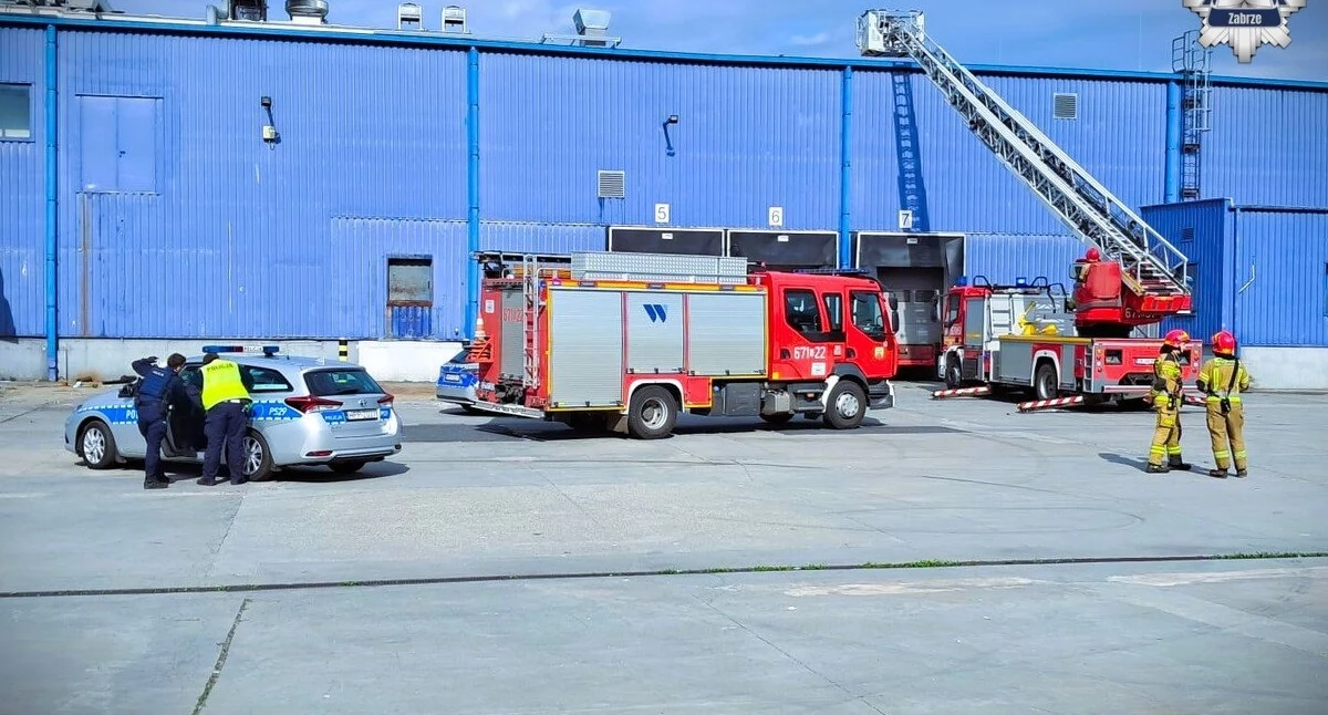 Policjanci zatrzymali złodziei na dachu nieczynnej hali. Funkcjonariuszy przetransportowali tam strażacy