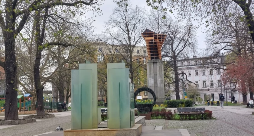 Nowa rzeźba na pustym postumencie na Placu Wolności. ASP tłumaczy o co chodzi z drewnianą instalacją
