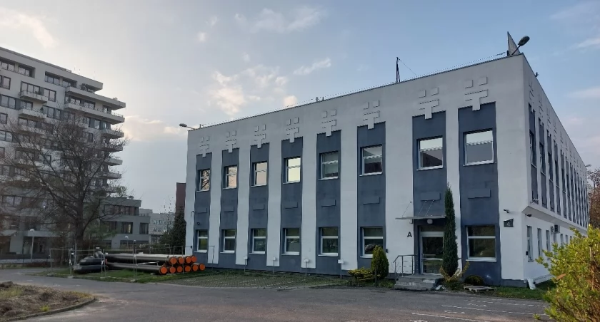 Działka z lex deweloper sprzedana, ale inwestycji wciąż nie widać. TDJ Estate ma pozwolenie i milczy