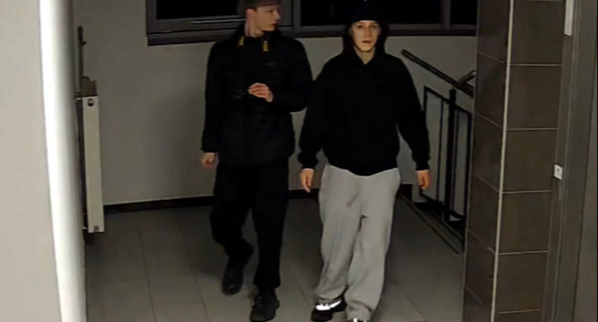 Uszkodzili drzwi wejściowe na dach budynku na os. Tysiąclecia. Szuka ich policja