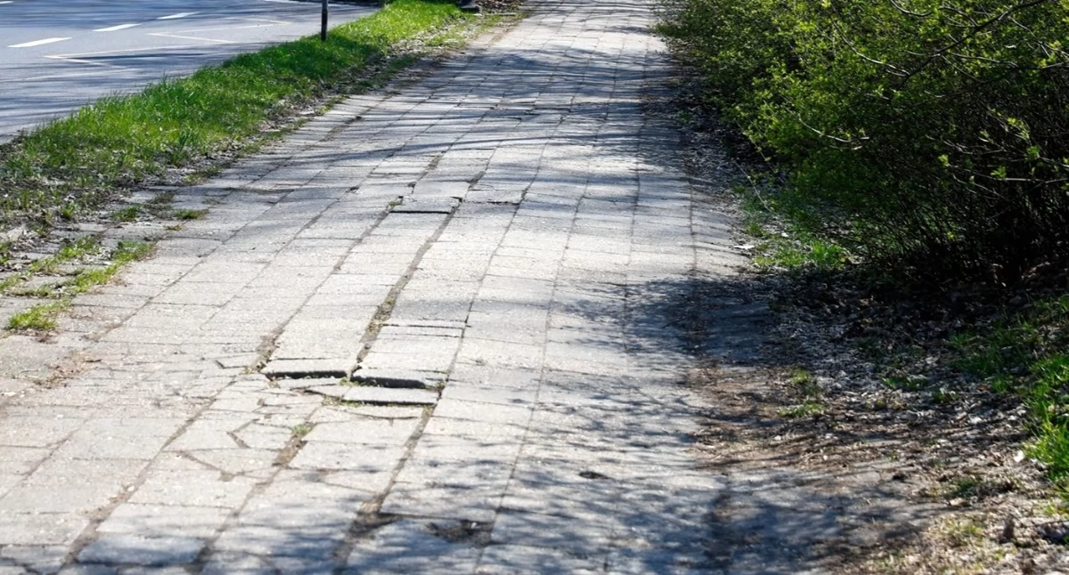 Dziurawe chodniki do remontu. Ruszają prace w dwóch lokalizacjach