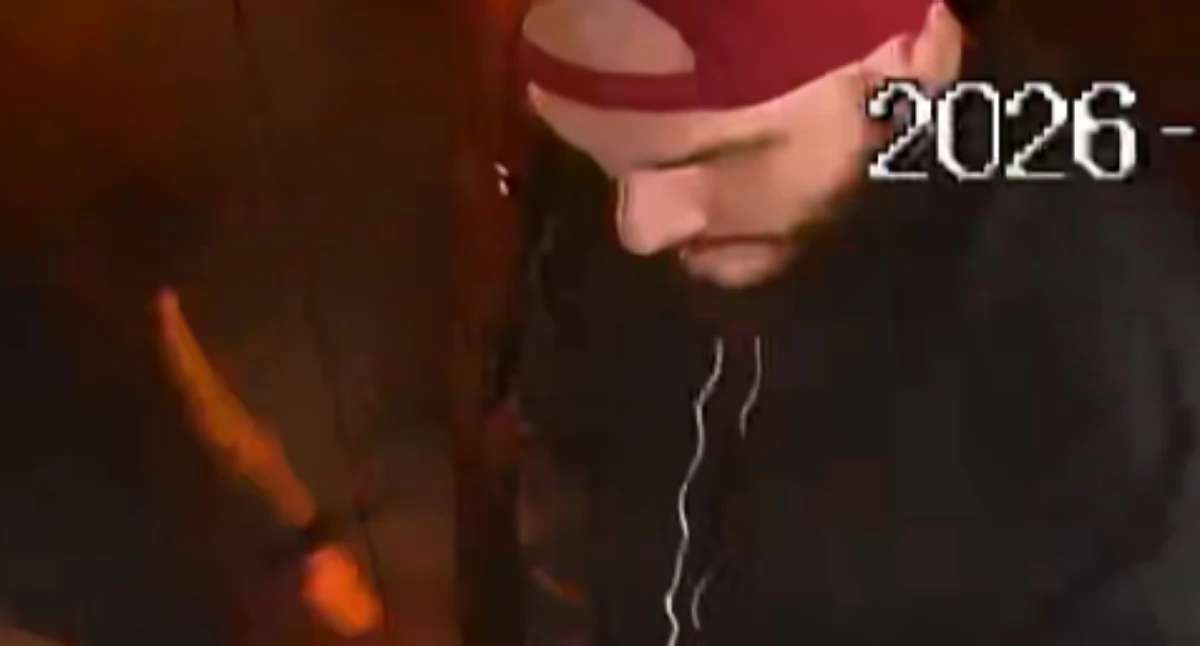 Agresor w centrum Katowic. Policjanci szukają mężczyzny w czerwonej czapce