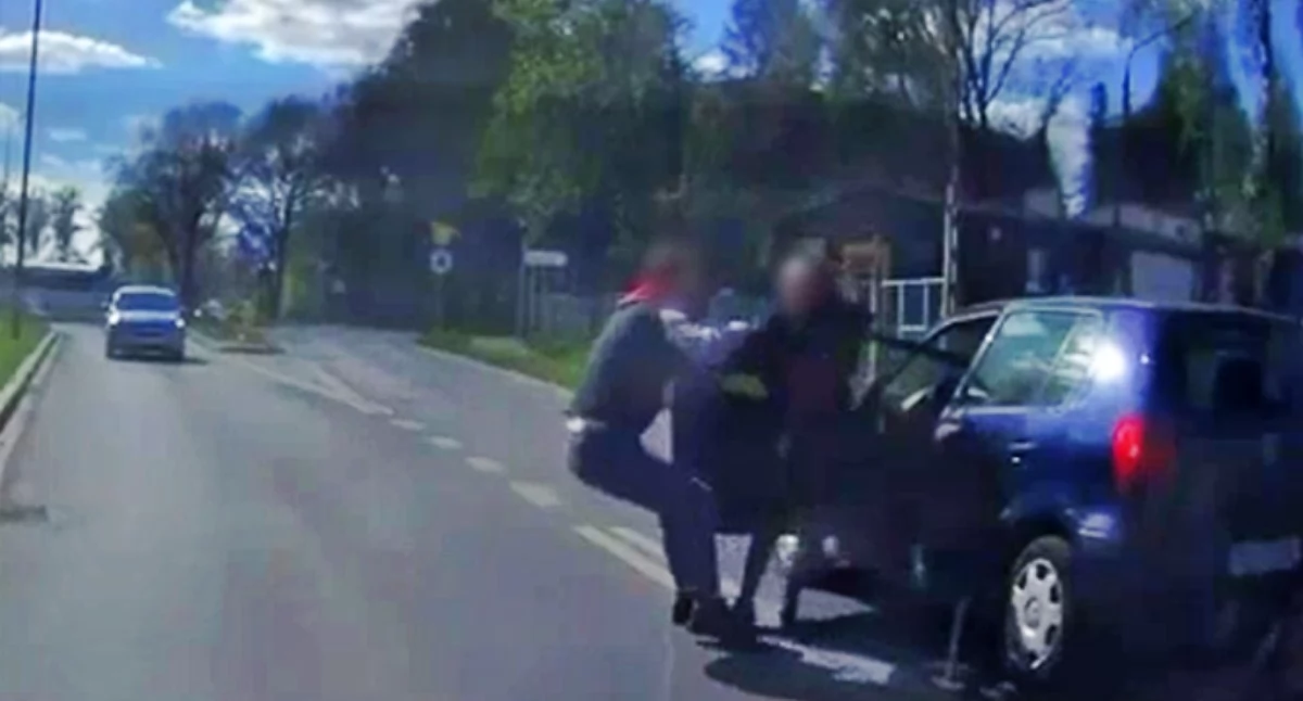 Napadł na kobietę, ukradł auto i porzucił je na torach. Chwilę później uderzył w nie pociąg