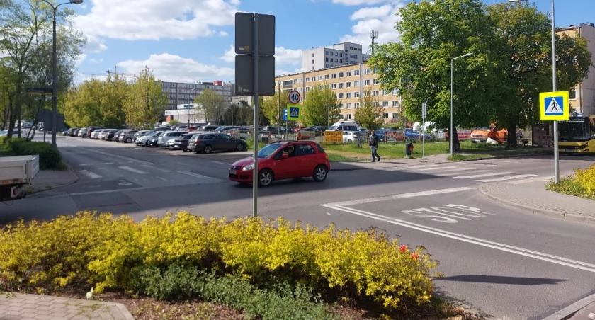 Ulica Sikorskiego na os. Paderewskiego zostanie zwężona. Powstanie droga rowerowa i wyniesione skrzyżowanie