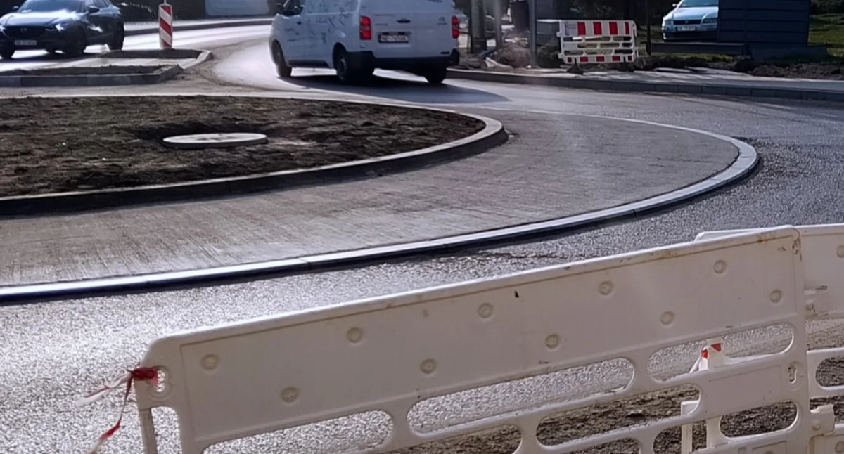 Utrudnienia w Kostuchnie. Wymieniają nawierzchnię na nowym rondzie