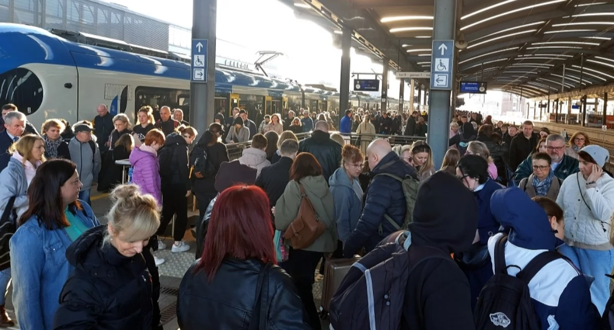 Tłum na jednych schodach, drugie są zamknięte od miesięcy. Problemy podróżnych na dworcu w Katowicach