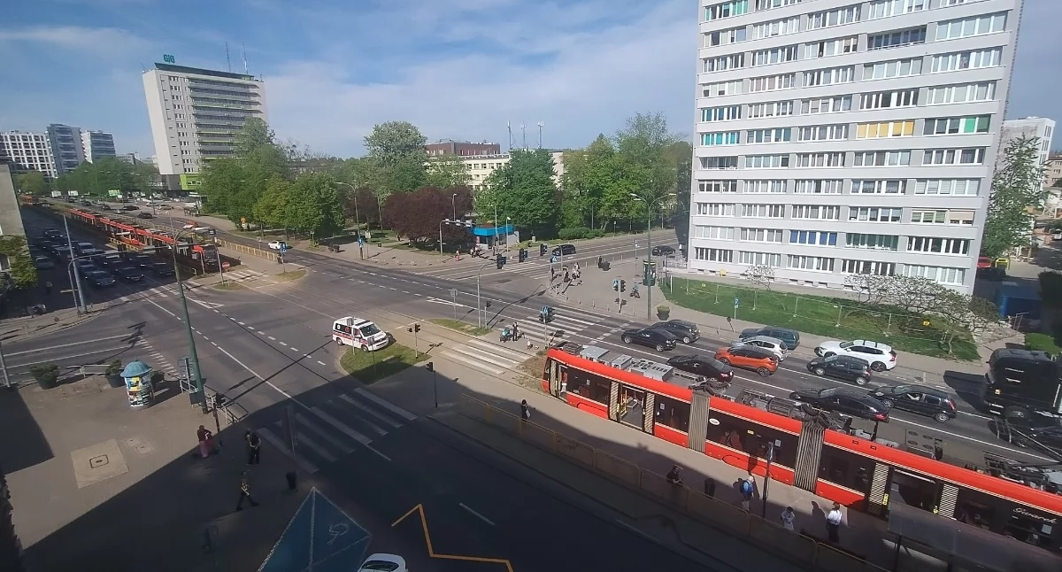 Tramwaj zderzył się z ambulansem. Kursy mogą być opóźnione