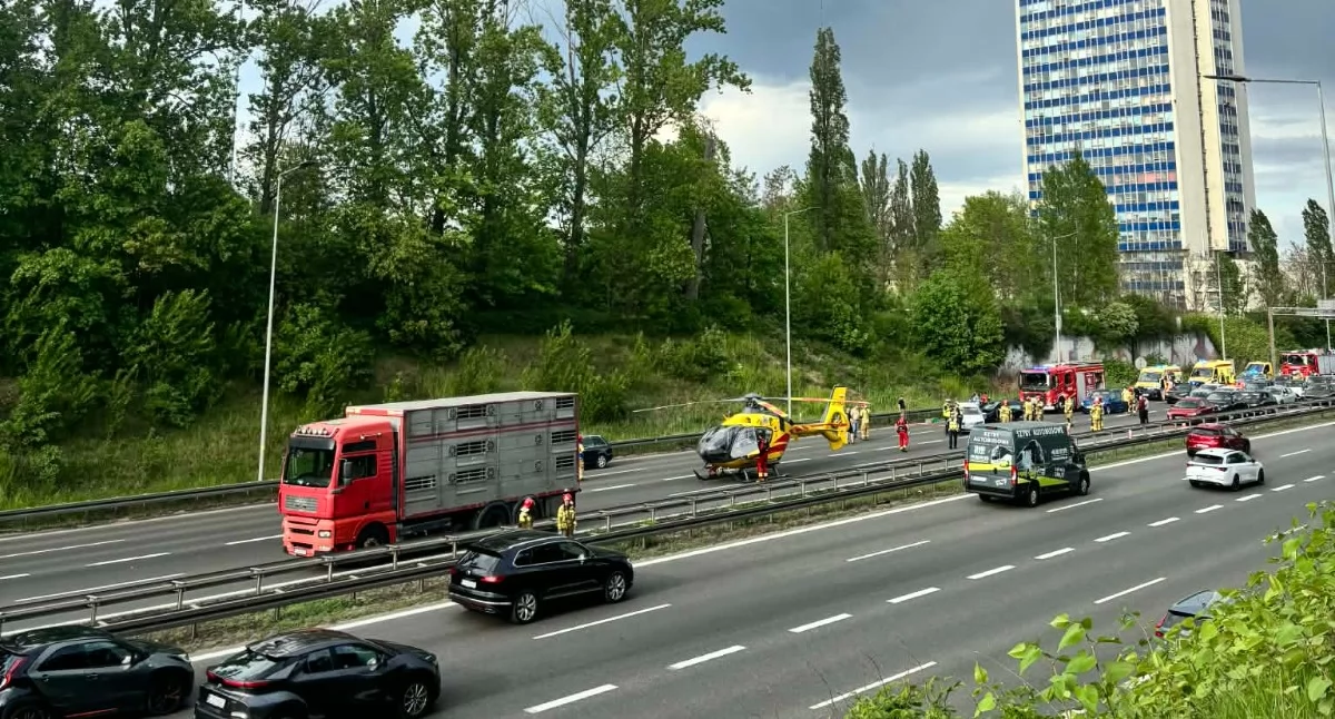 Wypadek na autostradzie A4. Dwie osoby ranne, lądował LPR