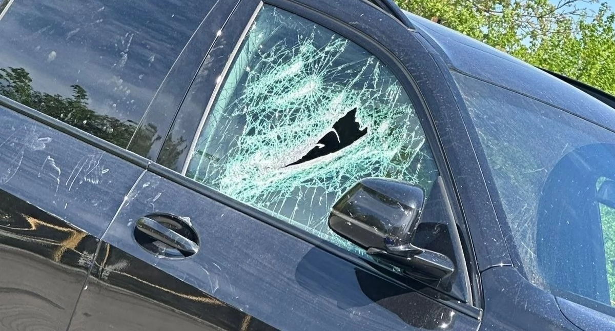 Policjanci wybili szybę w samochodzie, żeby ratować dziecko