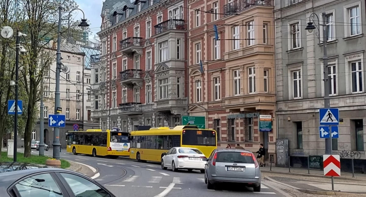 Kierowca zachowywał się podejrzanie w centrum Katowice. Policjanci odkryli, że auto jest kradzione