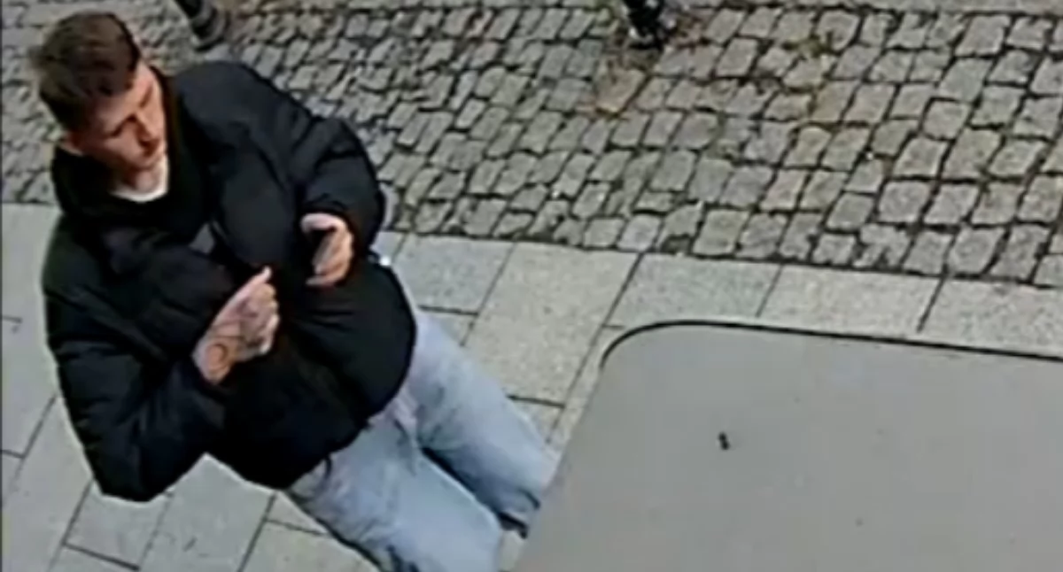 Za pomocą kodów wypłacił pieniądze z bankomatu w centrum Katowic. Policja szuka mężczyzny ze zdjęcia