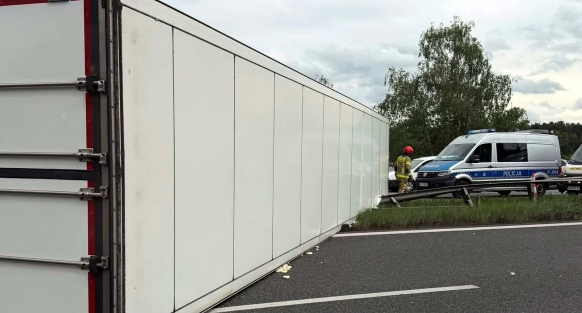 Przewrócona ciężarówka zablokowała autostradę A4. Lokalnie utrudnienia także na DK86