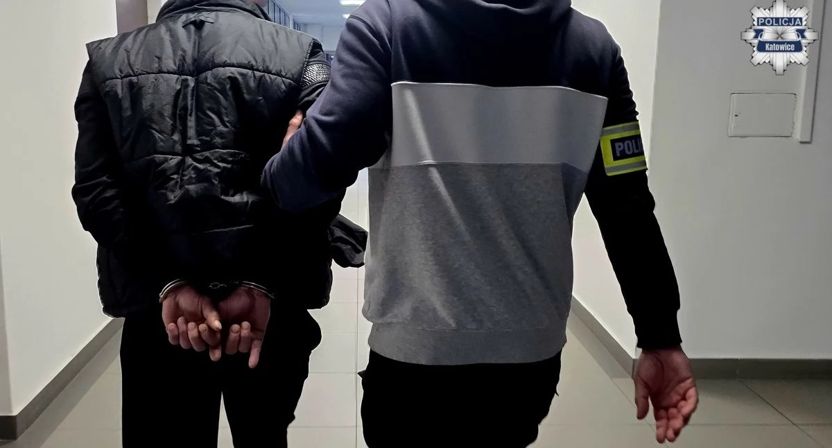 Seniorzy z centrum Katowic mieli wielkie szczęście. Już oddali pieniądze oszustowi, ale w ostatniej chwili zatrzymali go policjanci