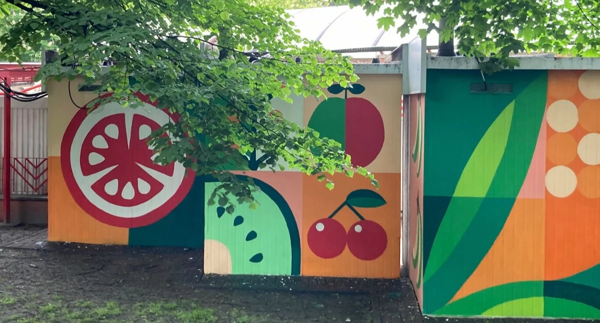 Studenci ASP pomalowali ściany targowiska na pl. Miarki