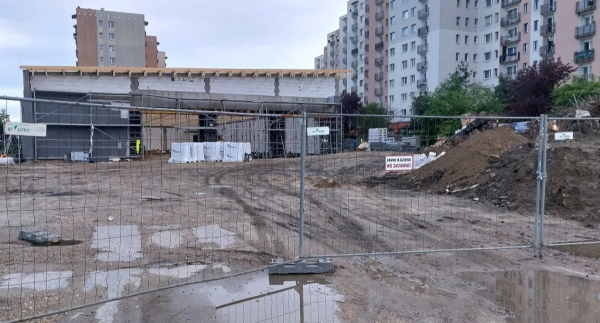 Miasto sprzedało teren na os. Paderewskiego. Po wycince drzew powstaje sklep Stokrotka