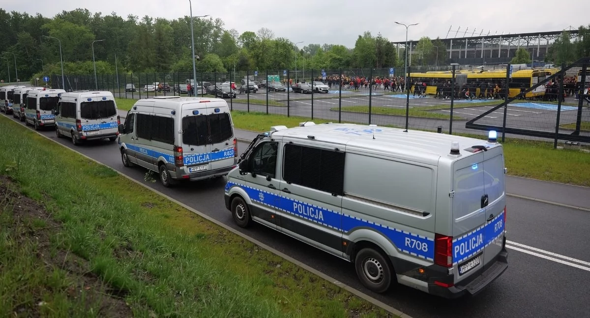 Podczas niedzielnego meczu pseudokibice GKS-u Katowice odpalili race. Policja identyfikuje sprawców