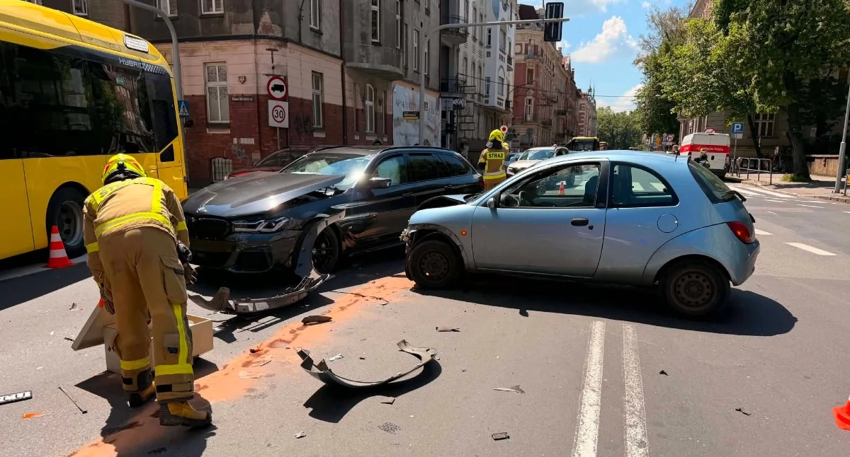 Kolizja w centrum Katowic. Samochody zderzyły się na skrzyżowaniu z sygnalizacją