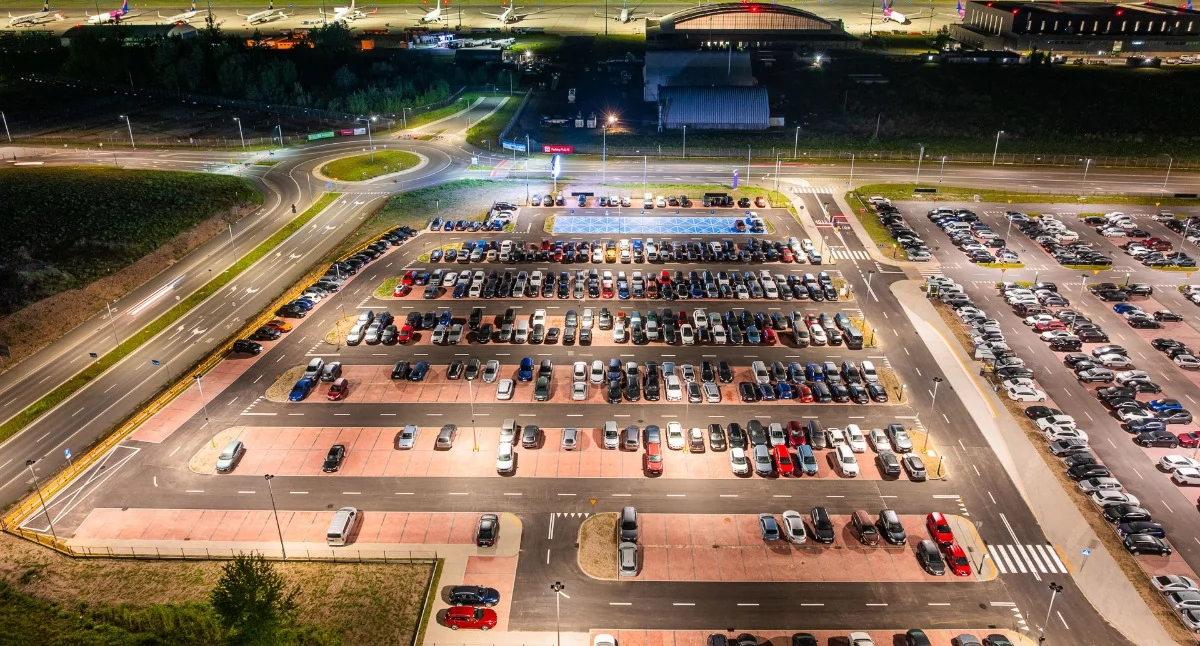 Na lotnisku w Pyrzowicach powstał kolejny parking. Pasażerowie są dowożeni do terminali elektrycznymi busami