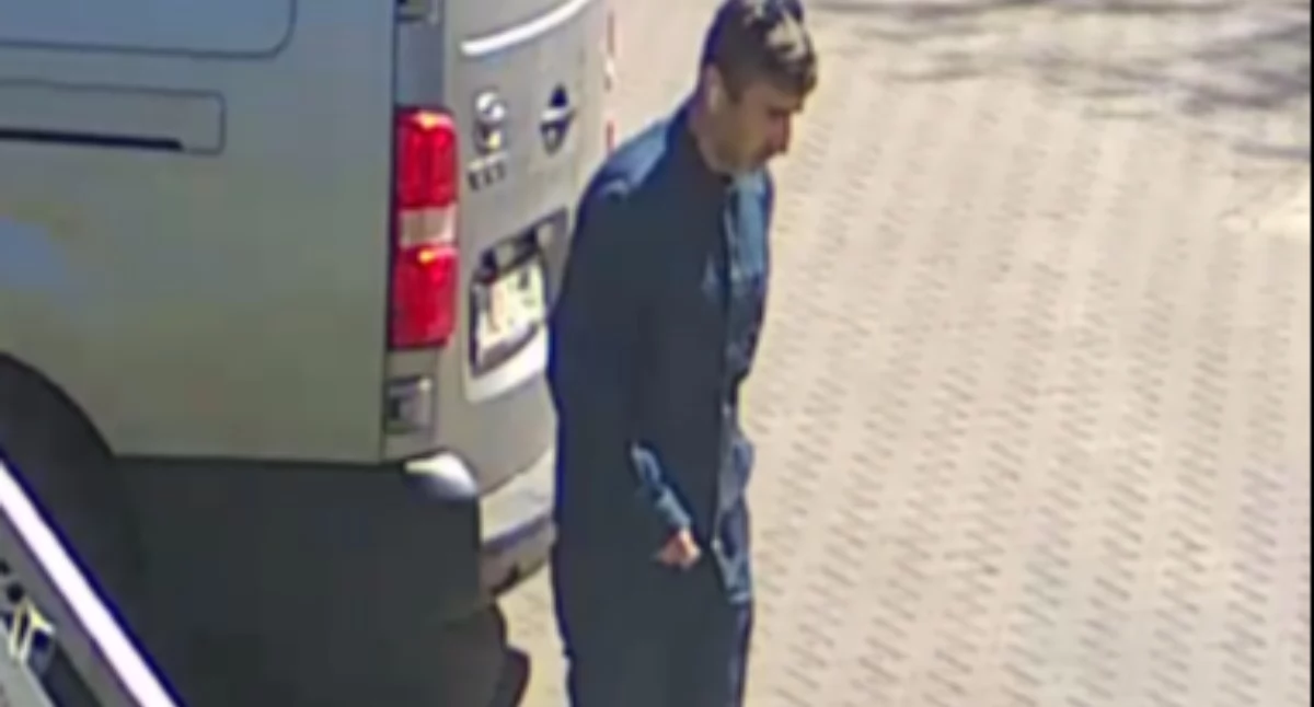 Na stacji benzynowej ukradł dużą sumę pieniędzy z samochodu. Policja publikuje zdjęcia