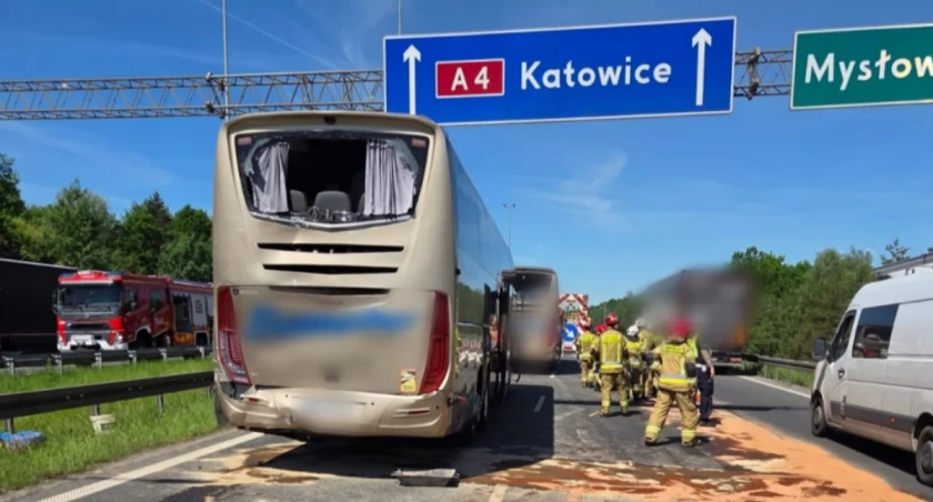 Autokary z młodzieżą zderzyły się na A4. Po wypadku dwoje nastolatków w szpitalu