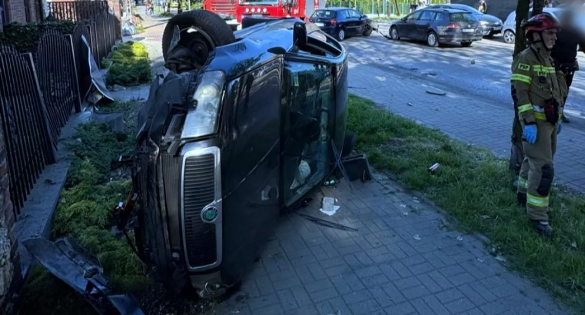 Groźna kolizja w Katowicach. Skoda wylądowała na boku i zatrzymała się na chodniku