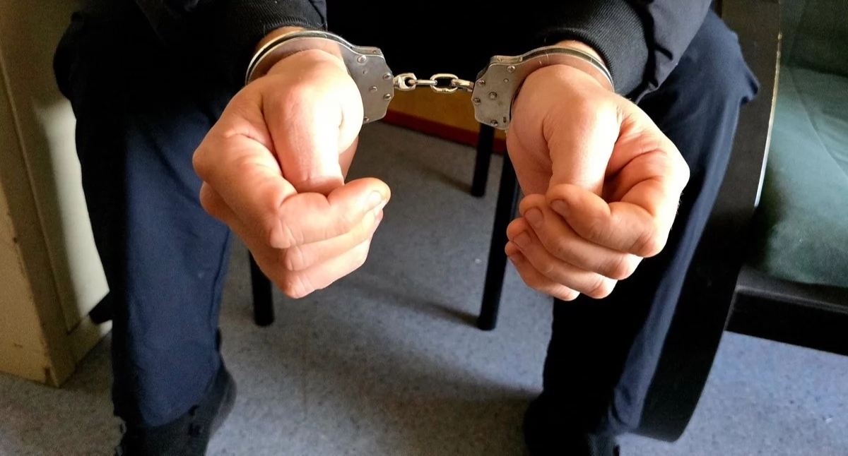 Odepchnął sprzedawczynię i uciekł z alkoholem. Uznał, że policja nic mu nie zrobi i wrócił po więcej