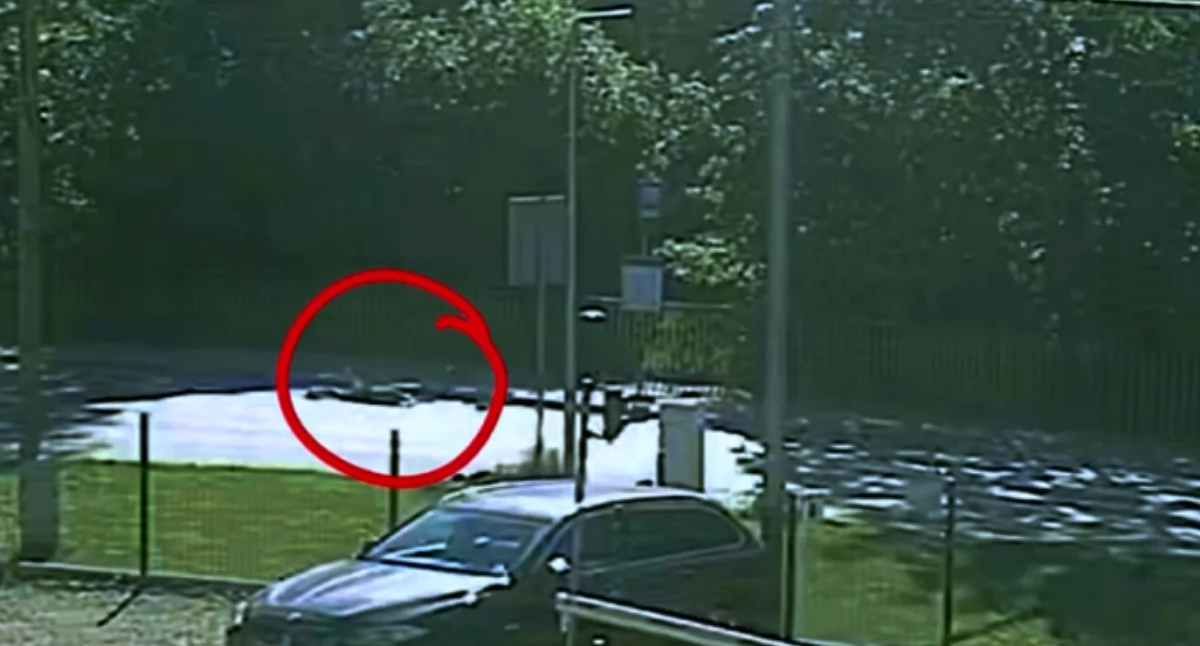 Nastolatka została potrącona i leżała na jezdni. Przejeżdżający kierowcy nie zatrzymali się, by pomóc