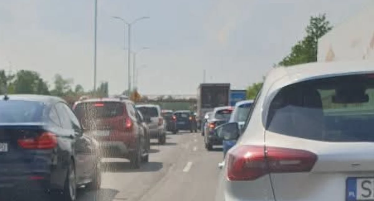 Kilka samochodów zderzyło się na DTŚ. Kierowcy stoją w długim korku