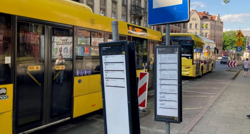 Kolejna zatoka autobusowa z kostki granitowej jest remontowana