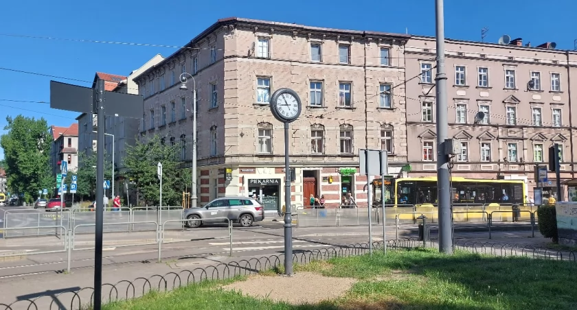 Na placu Miarki znów można umawiać się „pod zegarem”. Mieszkanka doprowadziła do jego powrotu