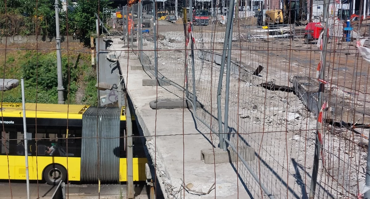 Tramwaje nie kursują pod rozbieranym wiaduktem. Powoli rozkręcają się prace obok Rialto