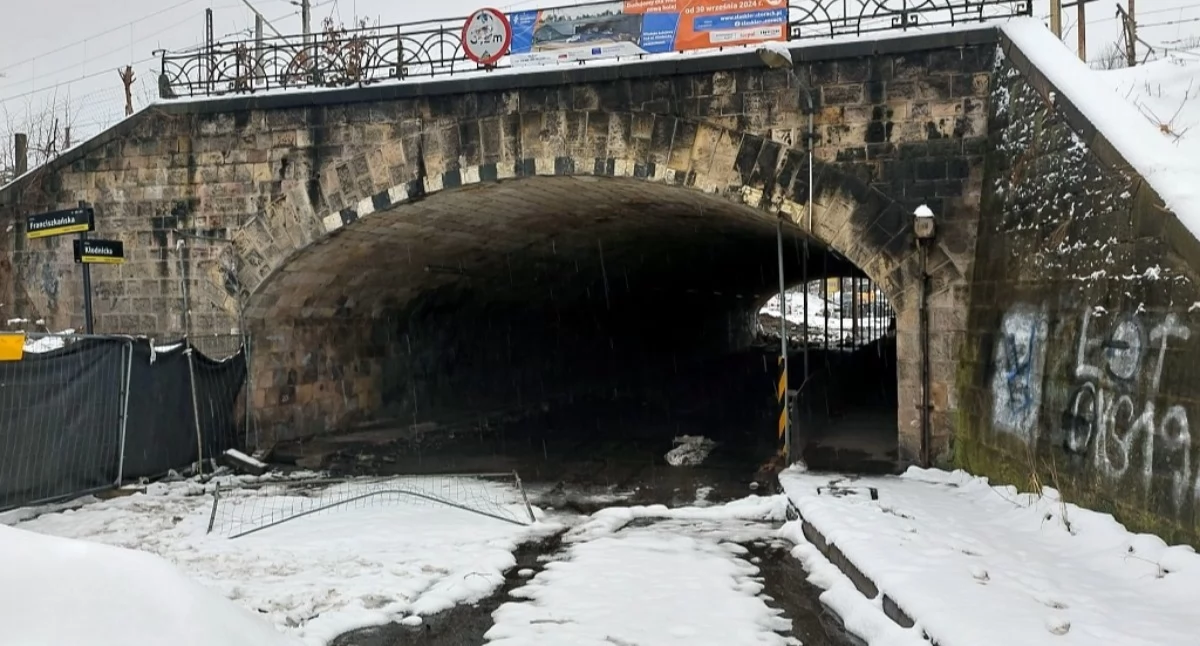 Miasto zabiegało o zachowanie kamienia z wiaduktu w Ligocie. Piaskowiec nadawał się jednak tylko do zmielenia