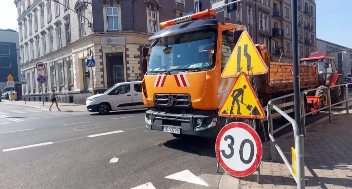 Drogowcy pracują na ul. Mikołowskiej. Tworzą się korki