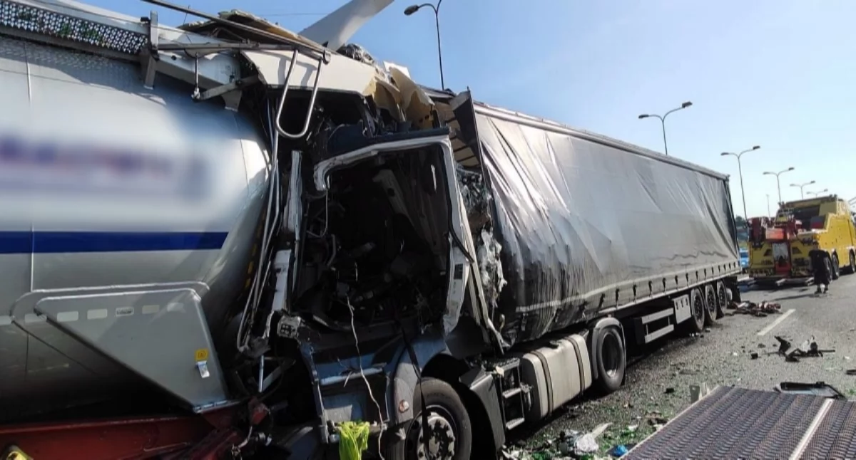 Śmiertelny wypadek na autostradzie A4. Zderzyły się cztery ciężarówki