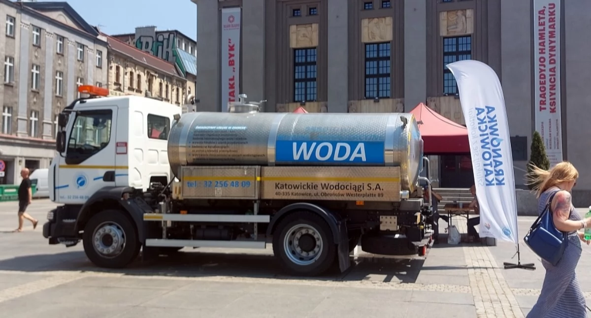 Upał w Katowicach. Miasto rozlewa kranówkę na Rynku