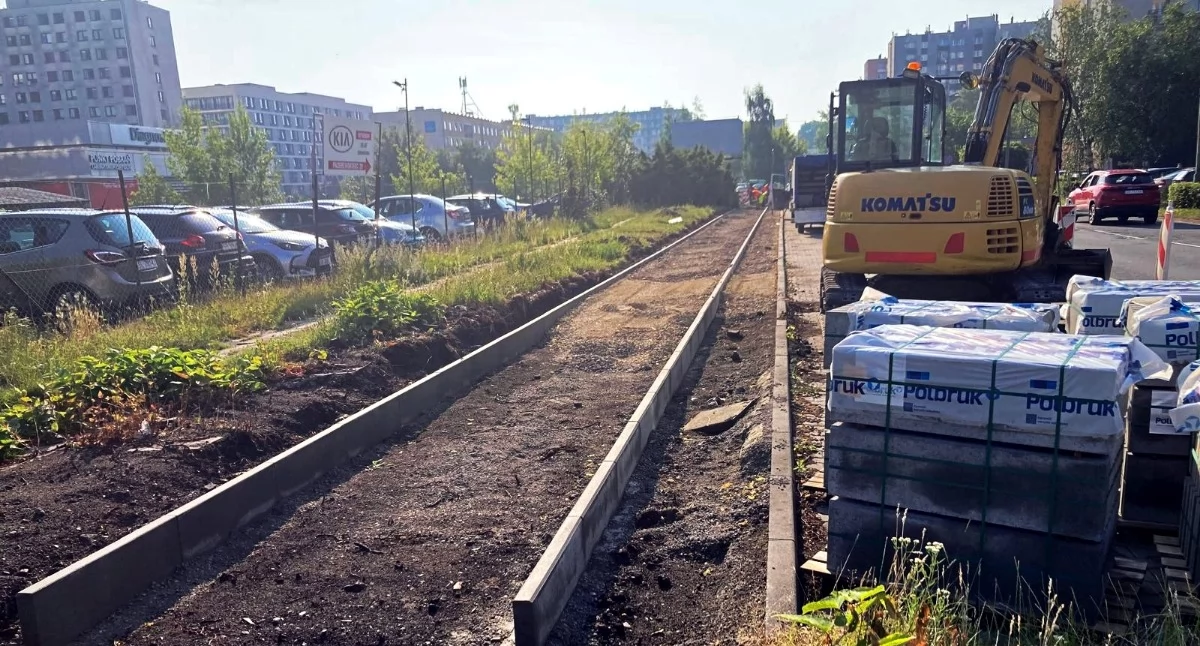 Zablokowane miejsca parkingowe na os. Paderewskiego. Rozpoczęła się  budowa drogi rowerowej