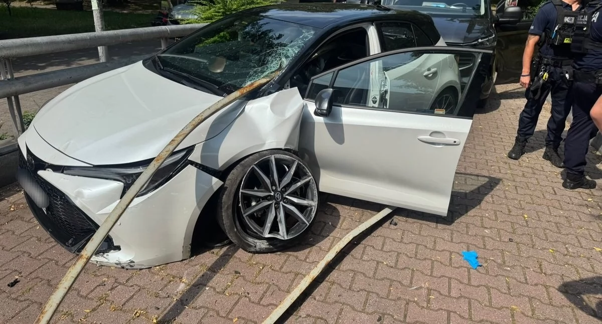 Kradzionym samochodem uciekał przed policją. Nie zatrzymał się nawet po mocnym uderzeniu w barierki