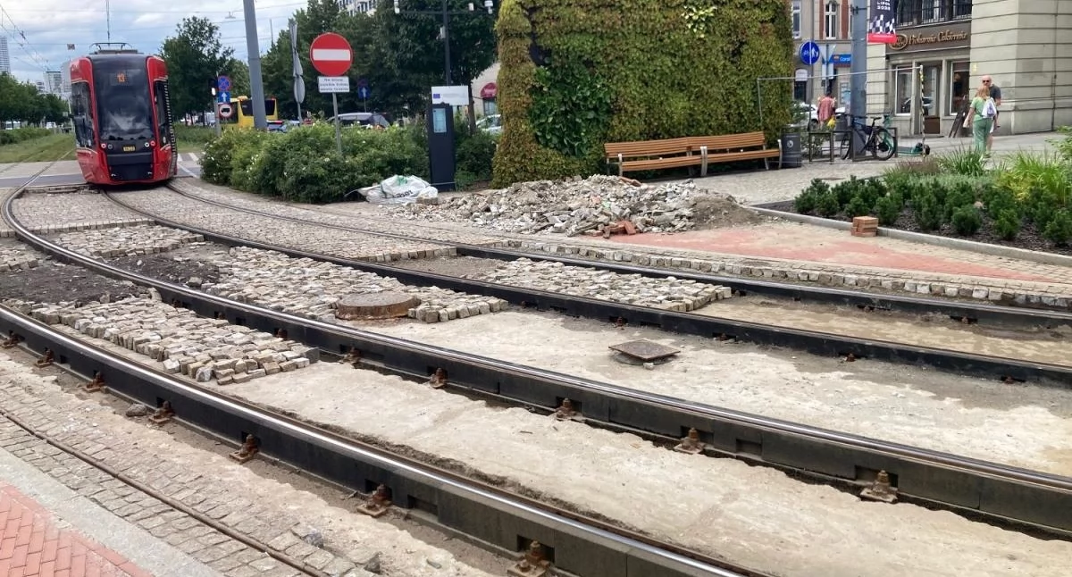 Po 1,5 miesiąca wracają na rozkopane torowisko przy Rynku. Będą utrudnienia w ruchu tramwajów