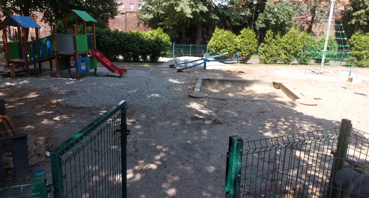 Plac zabaw w centrum Katowic nadal zamknięty. Remont miał się już skończyć  