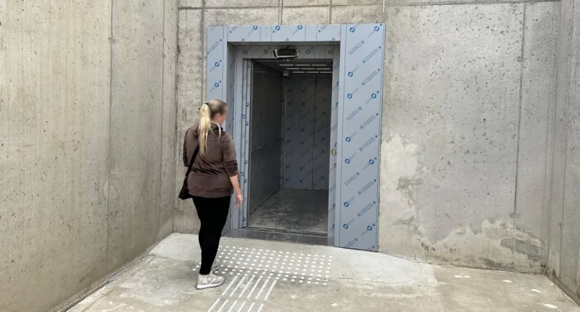 Nowe przejście pod torami budzi pytania. PKP PLK wyjaśniają brak zadaszenia i pochylni