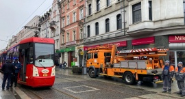 Mężczyzna wpadł pod tramwaj w centrum Katowic
