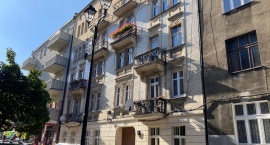 Temperatury spadają w nocy poniżej zera, a miejska kamienica nadal nie została podłączona do sieci ciepłowniczej